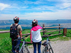 阿蘇谷を見るサイクリストの写真